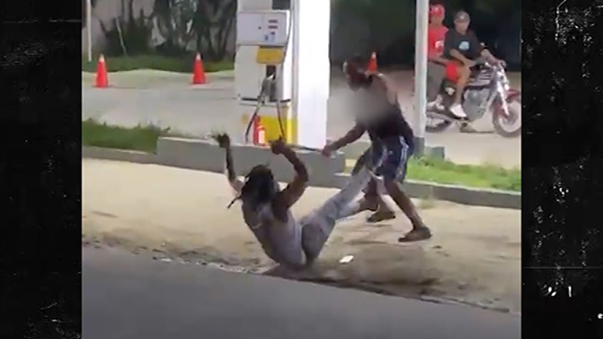 Dominican Republic Man’s Hand Cut Off in Machete Fight, Picks It Up After