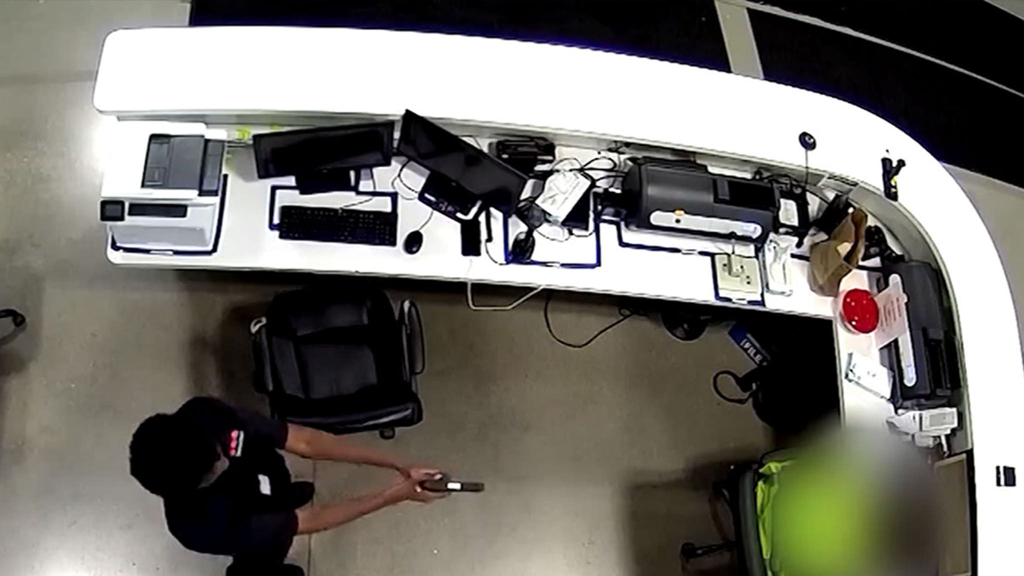 Amazon Worker Tries to Shoot Supervisor & Misses, Gunned Down By Cops