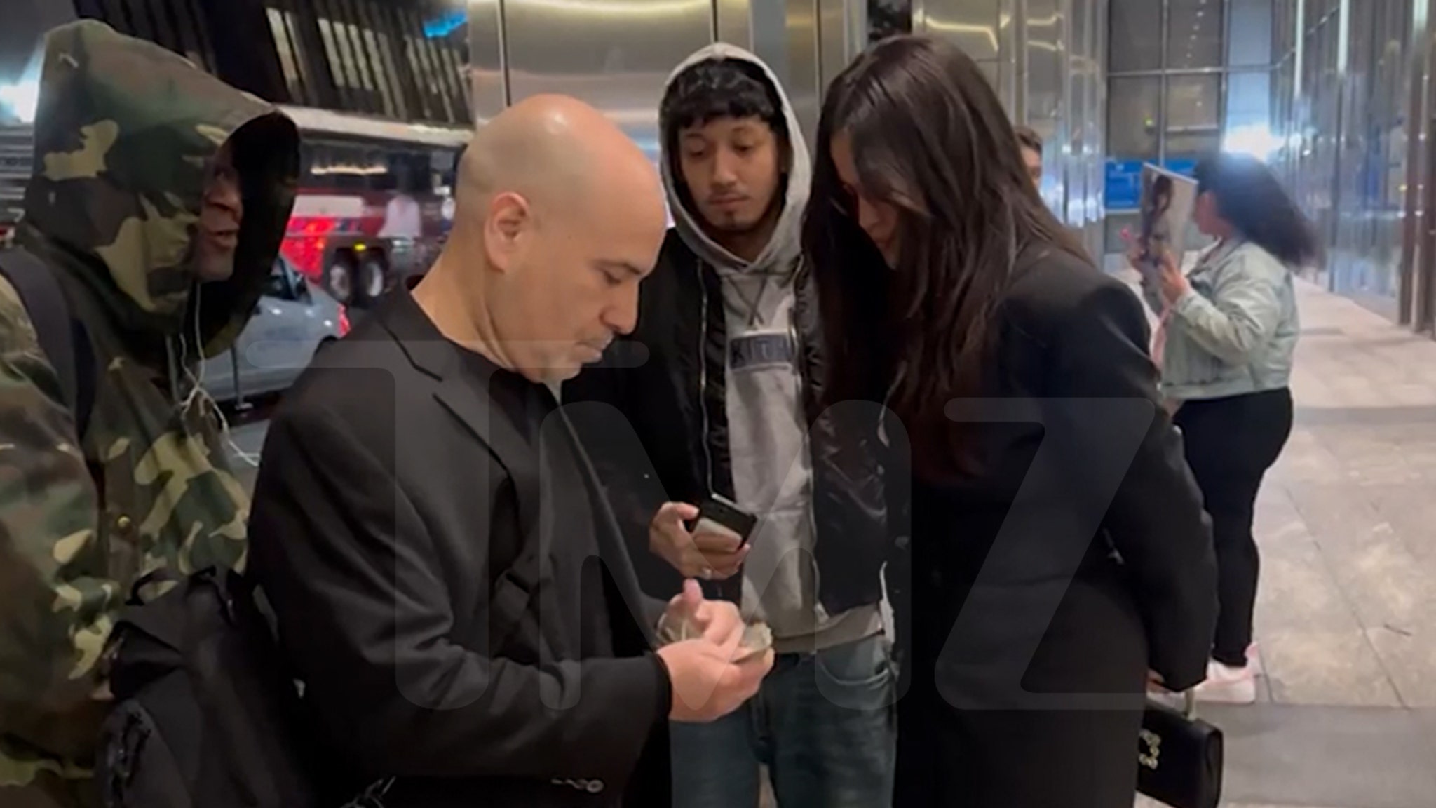 Selena Gomez Gives Homeless Man  for Food in NYC