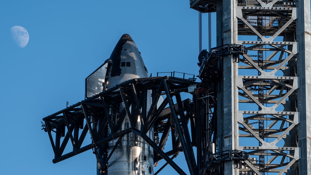 Watch SpaceX’s giant mech arms catch its falling booster during successful Starship test launch