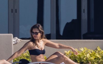 Bikini-Clad Jessica Alba Enjoys Sun in Mexico Vacation