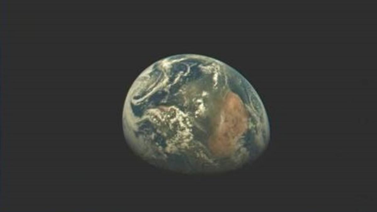 X-37B Space Plane Captures Stunning Earth Photo from Orbit