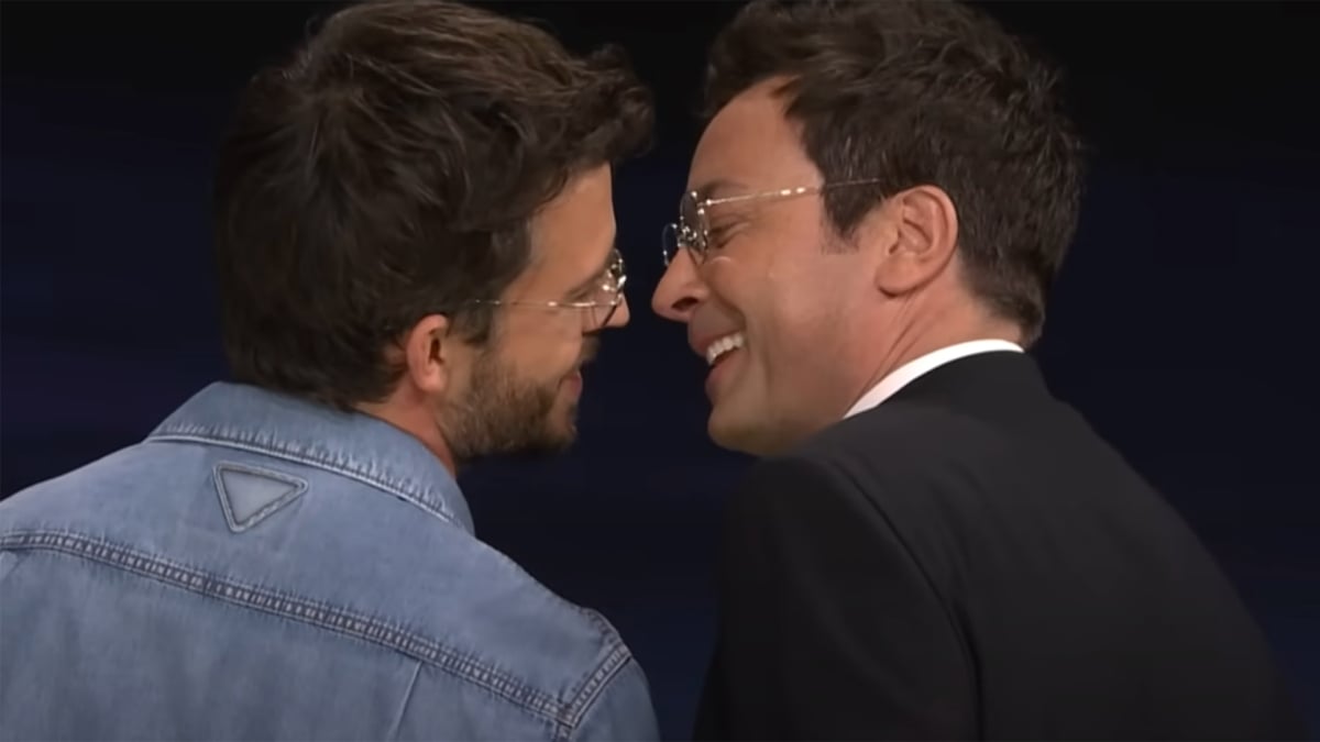 Slutty Glasses Improv: Jonathan Bailey and Jimmy Fallon’s Chaos