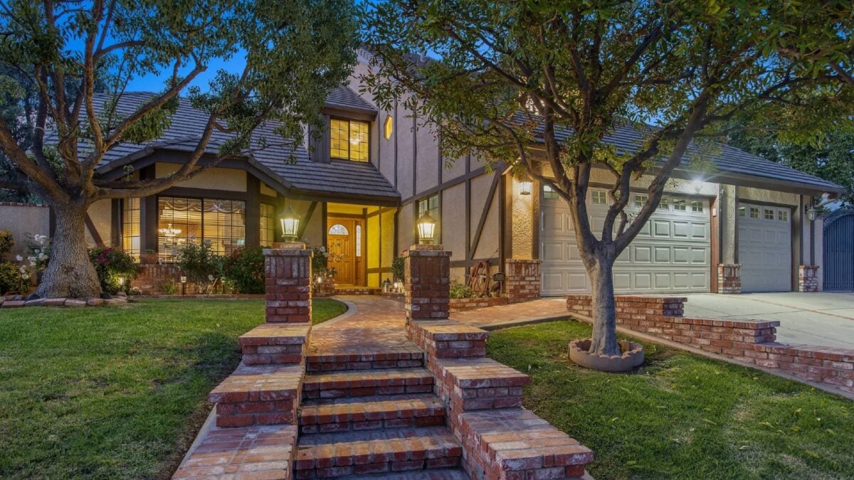 Stay at the ‘Poltergeist’ House and Experience a Haunting