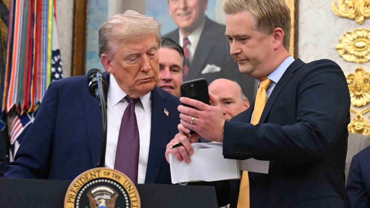 AI Blamed by Trump for Strange Video of Objects from White House
