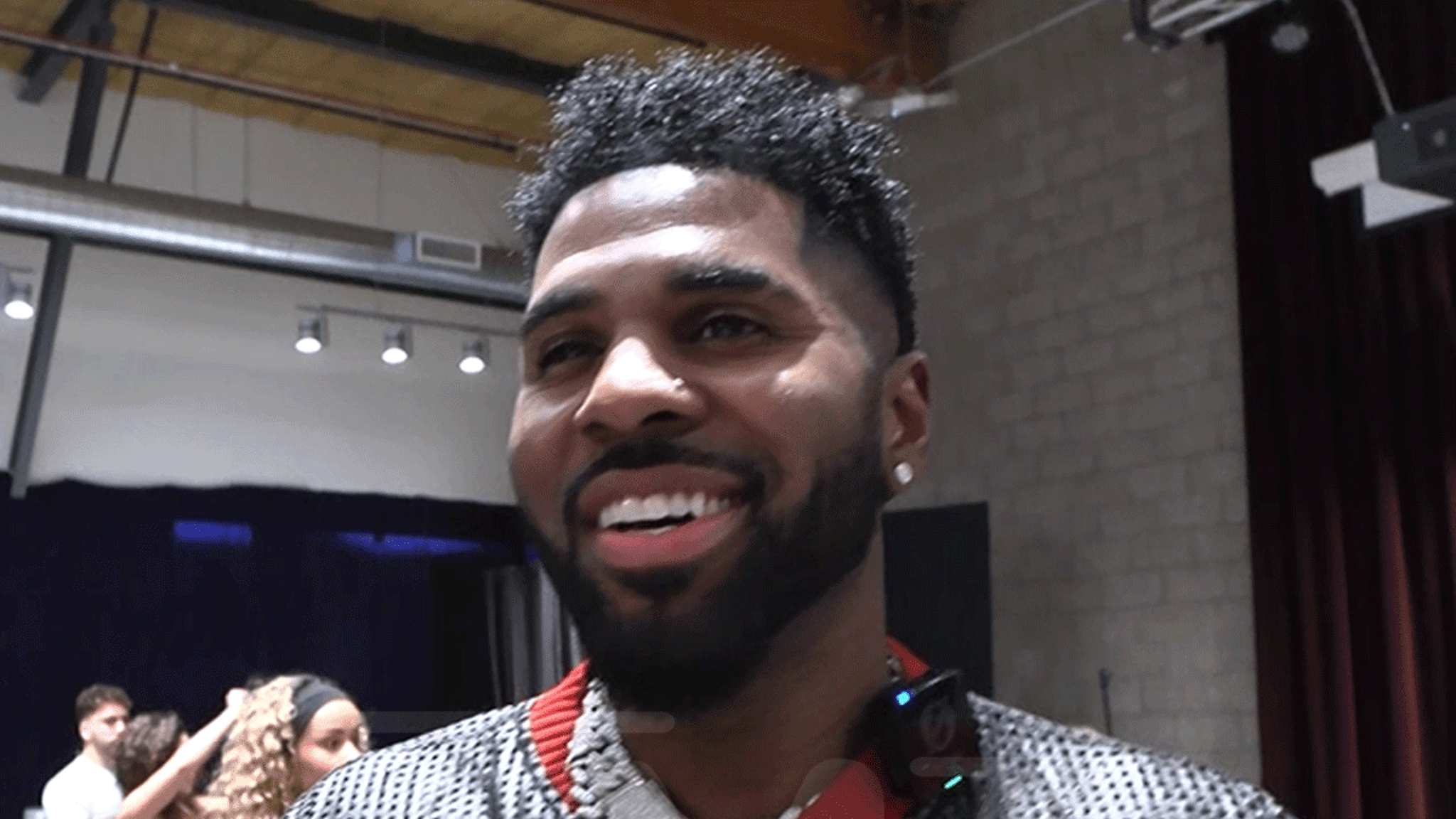 Embracing Streaming: Jason Derulo Performs Street Flash Mob