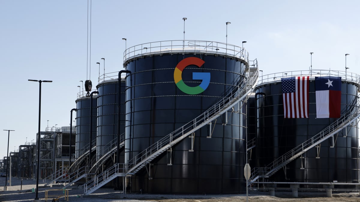 Data Center Deals Reach  Billion in 2025 Report