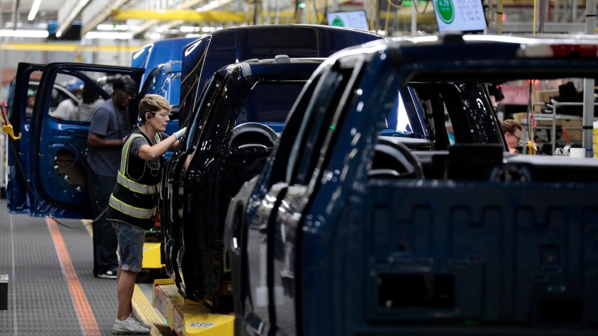 Detroit Urged to Convert Car Factories into Arms Manufacturing