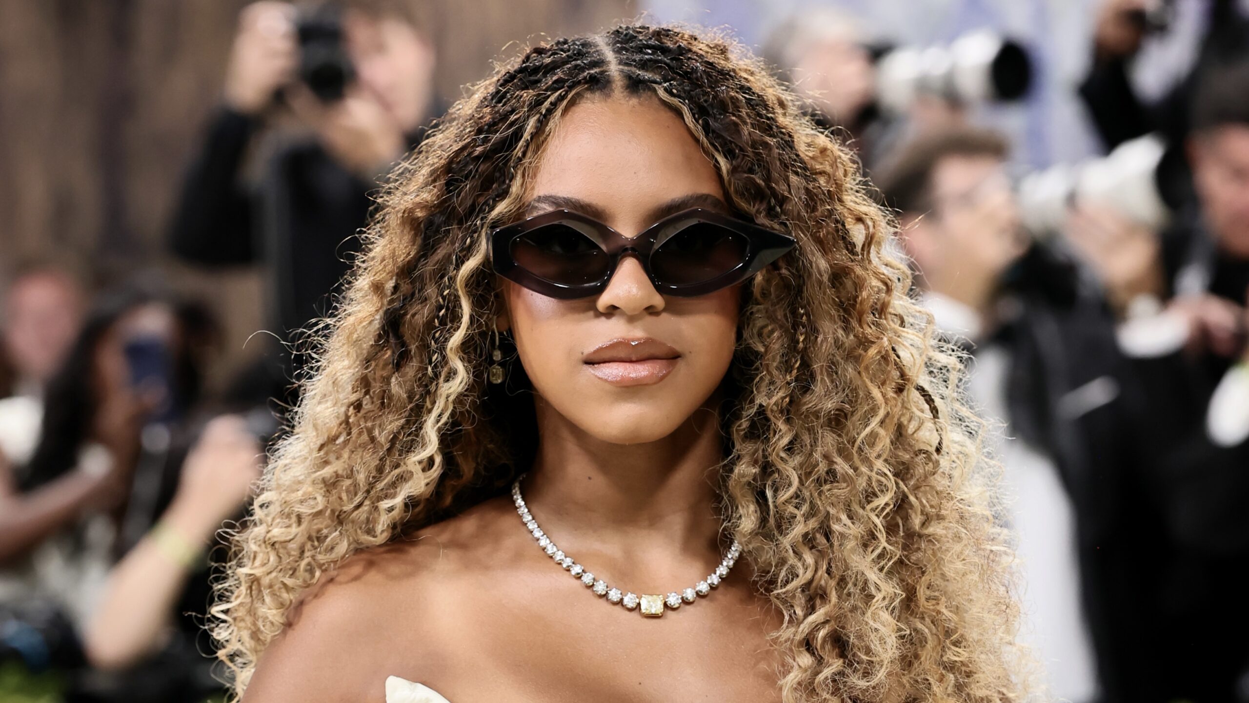 Met Gala Poses Directed by Team (WATCH)