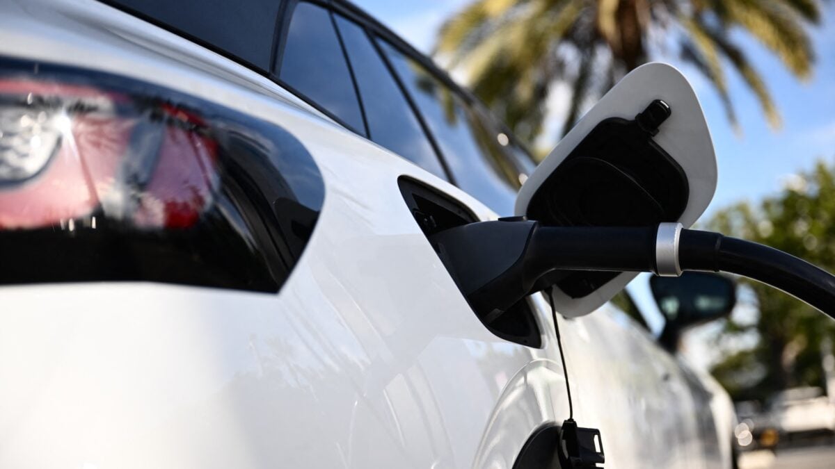 Lampposts in California, New York, and Connecticut to Charge EVs