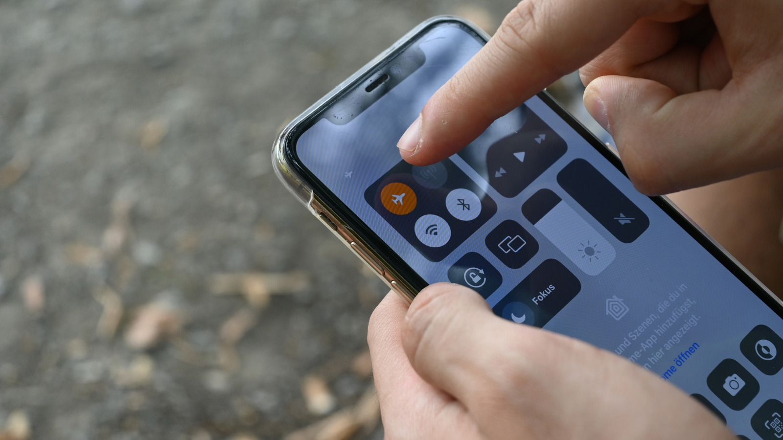 Airplane Mode Charges Your Phone Faster, But It’s Not Worth It