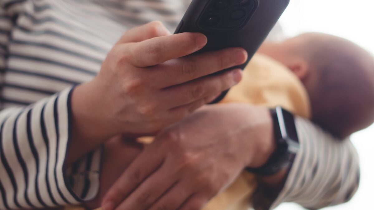 Parents’ Phone Use Linked to Kids’ Future Attachment Issues