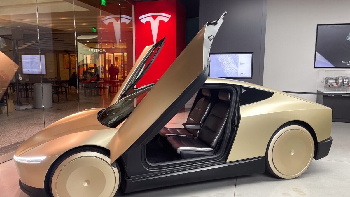 Tesla’s Cybercabs: First Responders May Need to Manually Assist Tesla’s Cybercabs: First Responders May Need to Manually Assist