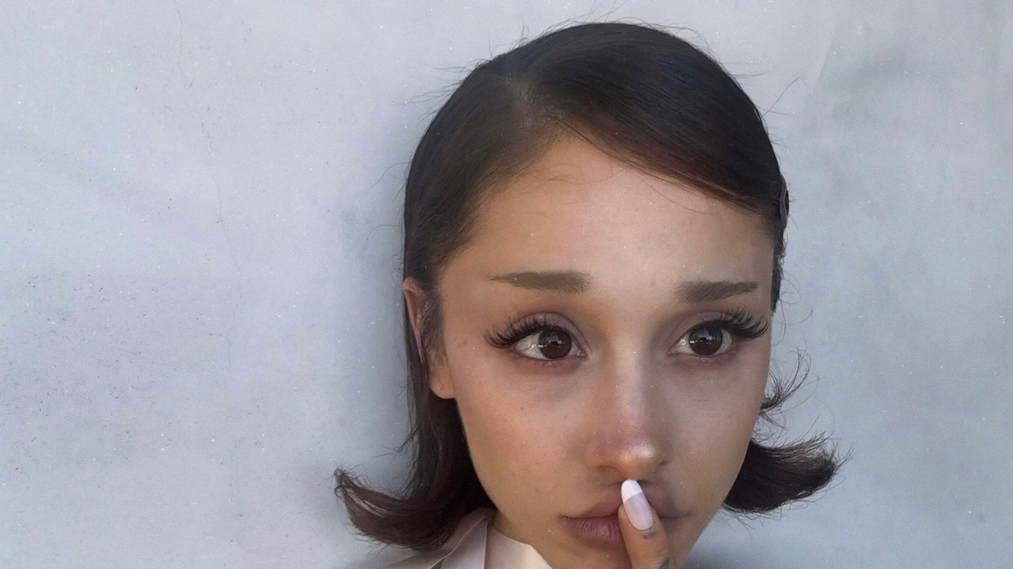 Bob Haircut: Ariana Grande Unveils New Look in Photos Bob Haircut: Ariana Grande Unveils New Look in Photos