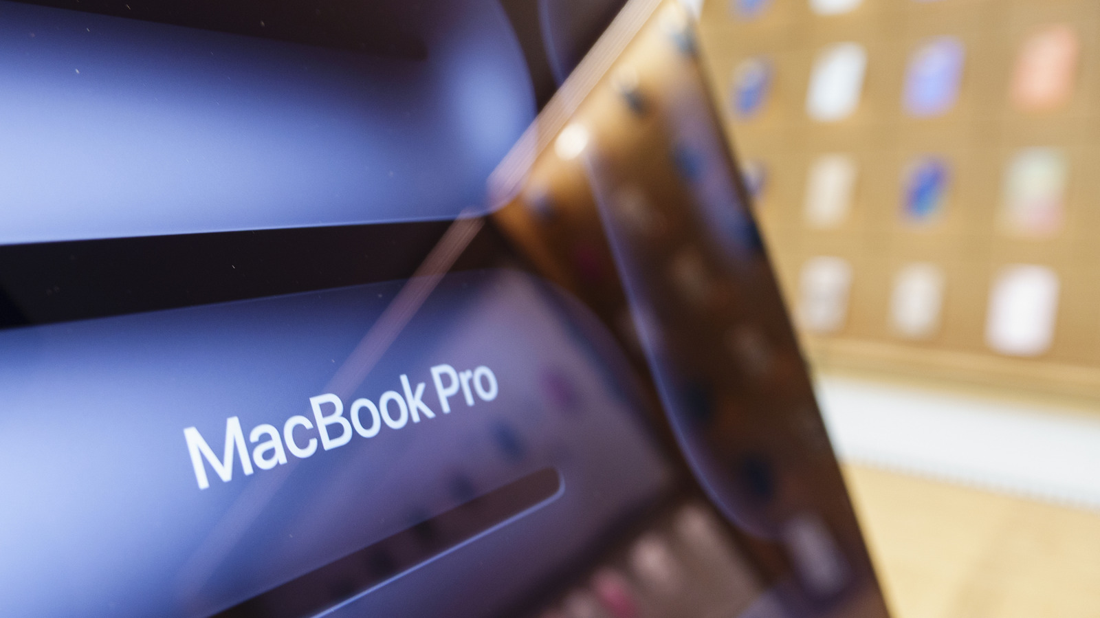 Touchscreen OLED MacBook Pro: Significantly Lighter Design