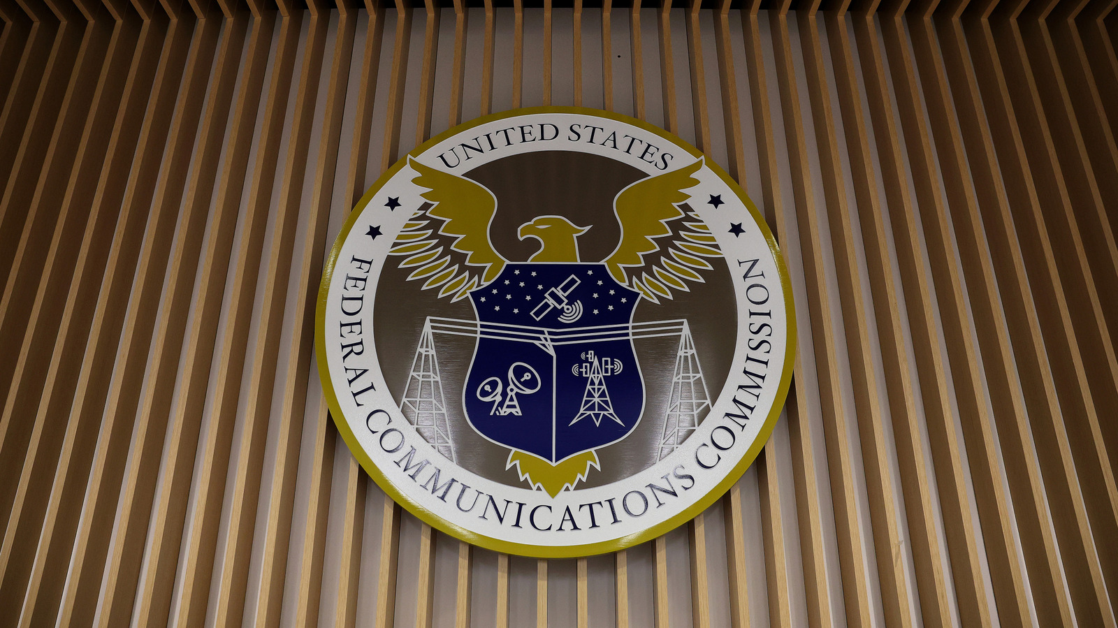 Prisons Jam Illegal Cellphones, Says FCC Chair Prisons Jam Illegal Cellphones, Says FCC Chair